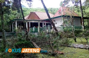 angin porak porandakan rumah warga