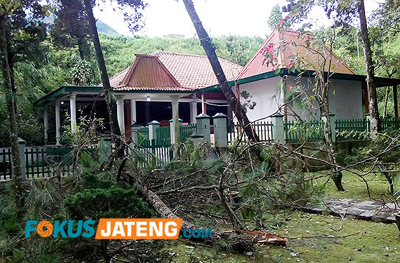 angin porak porandakan rumah warga