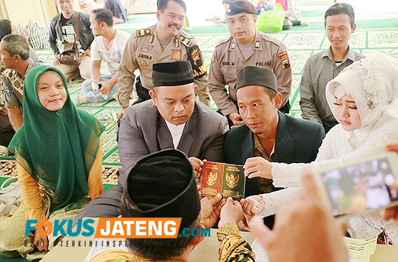 terpaksa menihkah di masjid polres