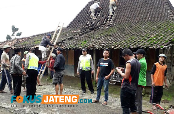 Relawan dan polsek bantu warga korban puting beliung