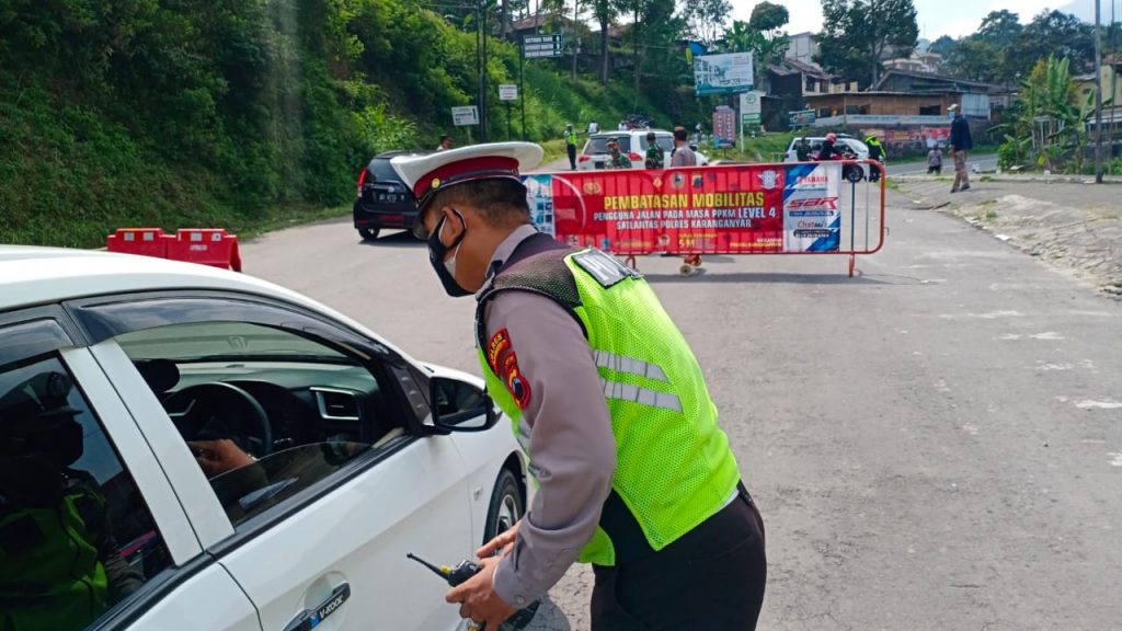 petugas berwenang memaksa kendaraan wisatawan untuk putar balik lantaran kasus penyebaran COVID-19 di wilayah Karanganyar sempat meningkat bahkan membuat Karanganyar masuk zona merah.
