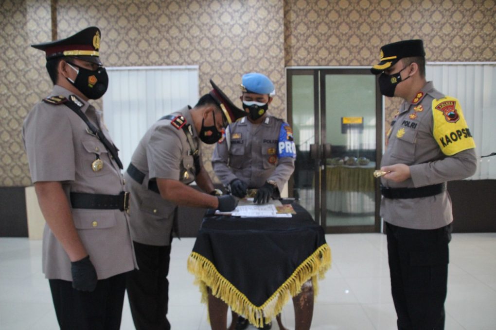 Polres Karanganyar telah menggelar Upacara Serah Terima Jabatan (Sertijab) PJU Polres Karanganyar, Senin tanggal 09 Agustus 2021, pukul 08.00 s.d. 08.30 WIB di Aula Wira Pratama 1 Polres Karanganyar.