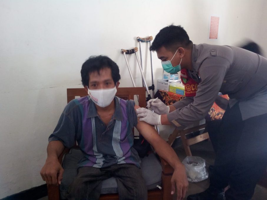 Narno penyandang disabilitas menerima vaksin Covid 19 tahap pertama di Gerai Vaksin Satlantas Polres Boyolali