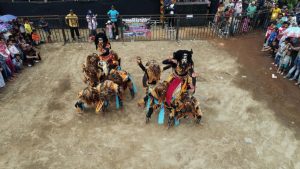 Kegiatan seni budaya, olahraga, sosial kemasyarakatan, sosial keagamaan yang dapat menimbulkan kerumunan, juga belum diperbolehkan