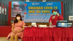 Bumil Cantik ikut vaksin