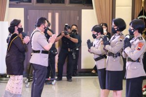 dr Yayuk Sulistyaningsih mendapatkan penghargaan pin emas dari Kapolri, Jenderal Polisi Listyo Sigit Prabowo.