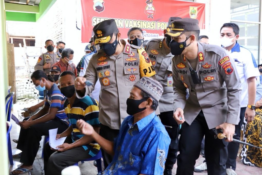 Kapolda Jateng Irjen Pol Ahmad Lutfi meninjau pelaksanaan vaksinasi