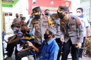 Kapolda Jateng Irjen Pol Ahmad Lutfi meninjau pelaksanaan vaksinasi