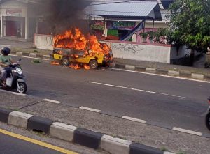 mobil terbakar