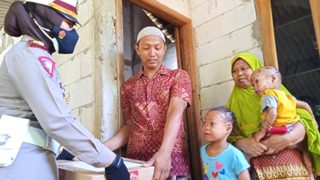 Kasatlantas Polres Boyolali, AKP Yuli Anggraeni simbolis menyerahkan bantuan kepada kepada keluarga bocah penderita penyakit kulit aneh, Putri Raya dan Hanafi di Desa Gubuk Cepogo.