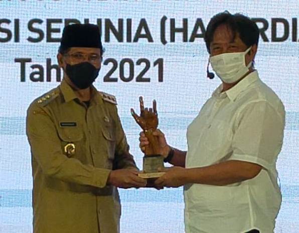 Bupati M Said Hidayat mengapresiasi Seno Kusumoarjo sebagai tokoh integritas.