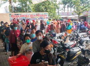 antre minyak goreng murah