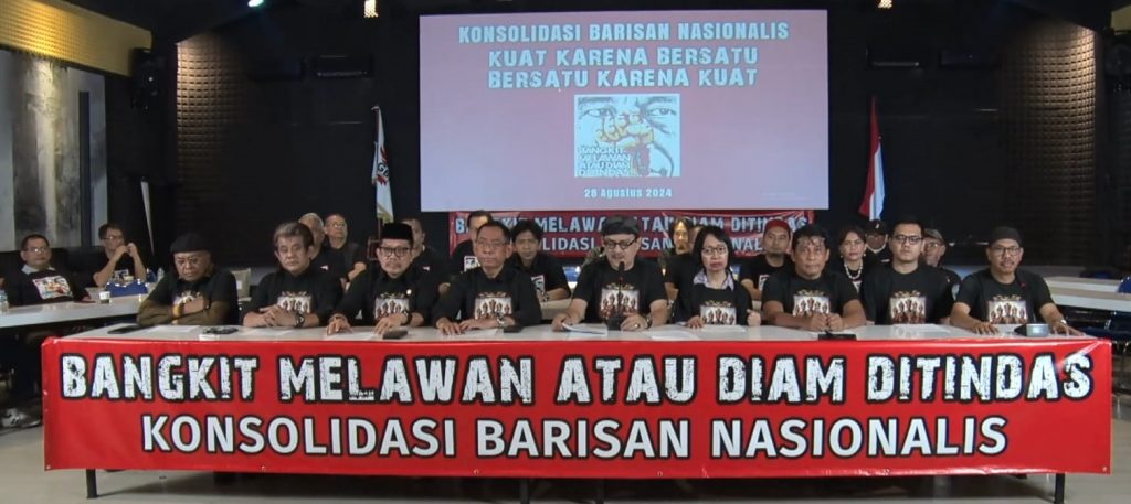 Pernyataan Sikap-Tampak tokoh dan budayawan Erros Djarot (tengah) turut dalam Konsolidasi Barisan Nasionalis bersama tokoh-tokoh lain membacakan pernyataan sikap. (Foto: Ist)